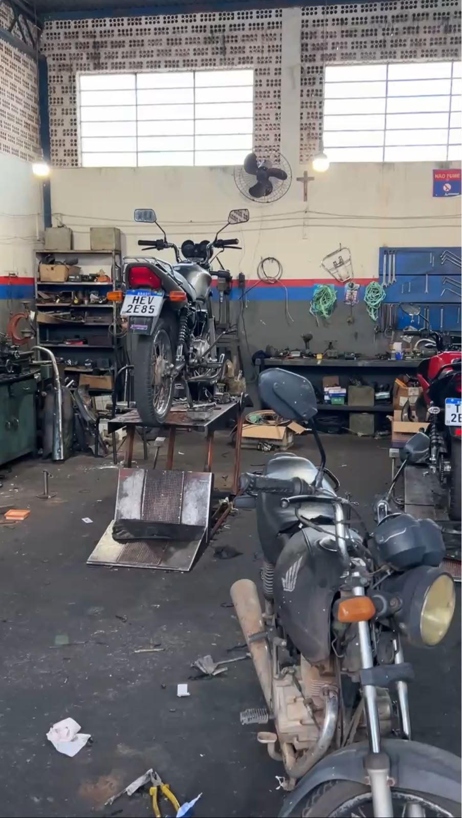 Motos na oficina da MotoBlanco, no elevador e na bancada de ferramentas