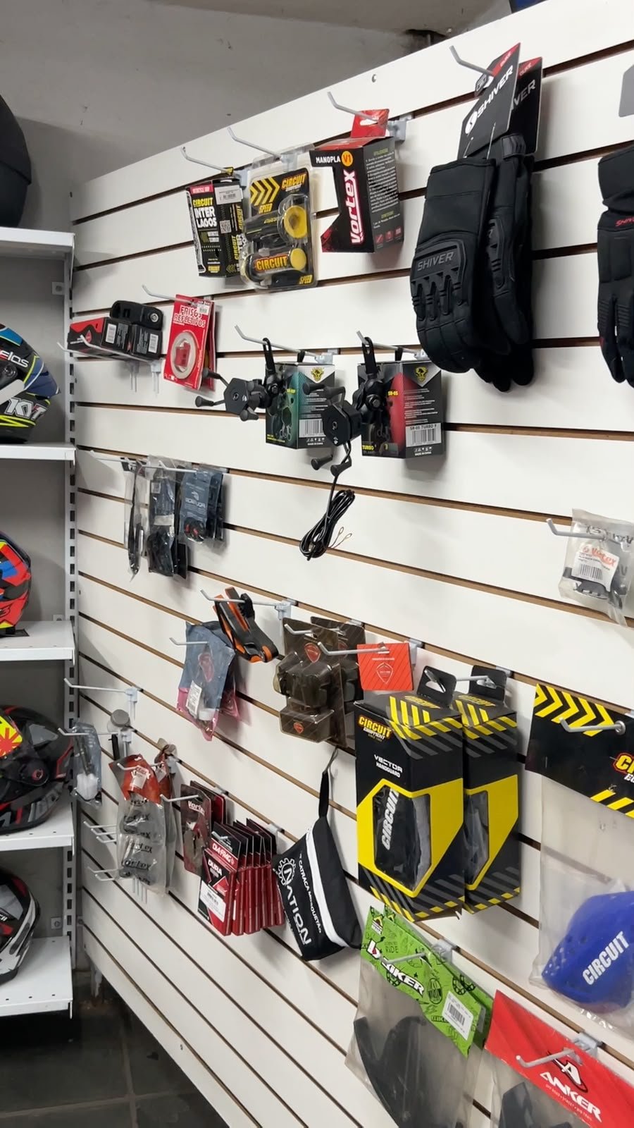 Parede de acessórios e peças para moto na loja MotoBlanco